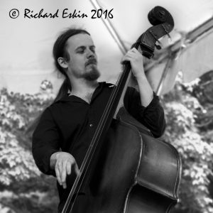 BassFiddler_D75_1283